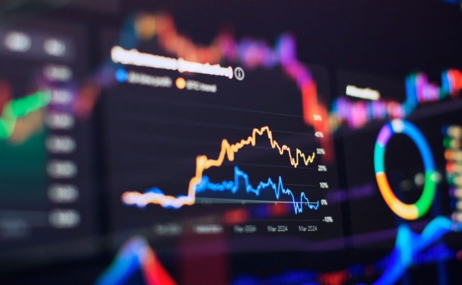 Sterling maintains grip on euro and dollar