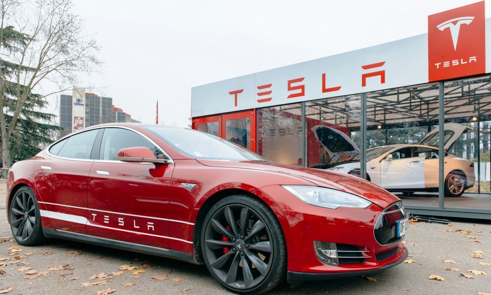 Tesla targets wealthy shoppers | Smart Currency Business