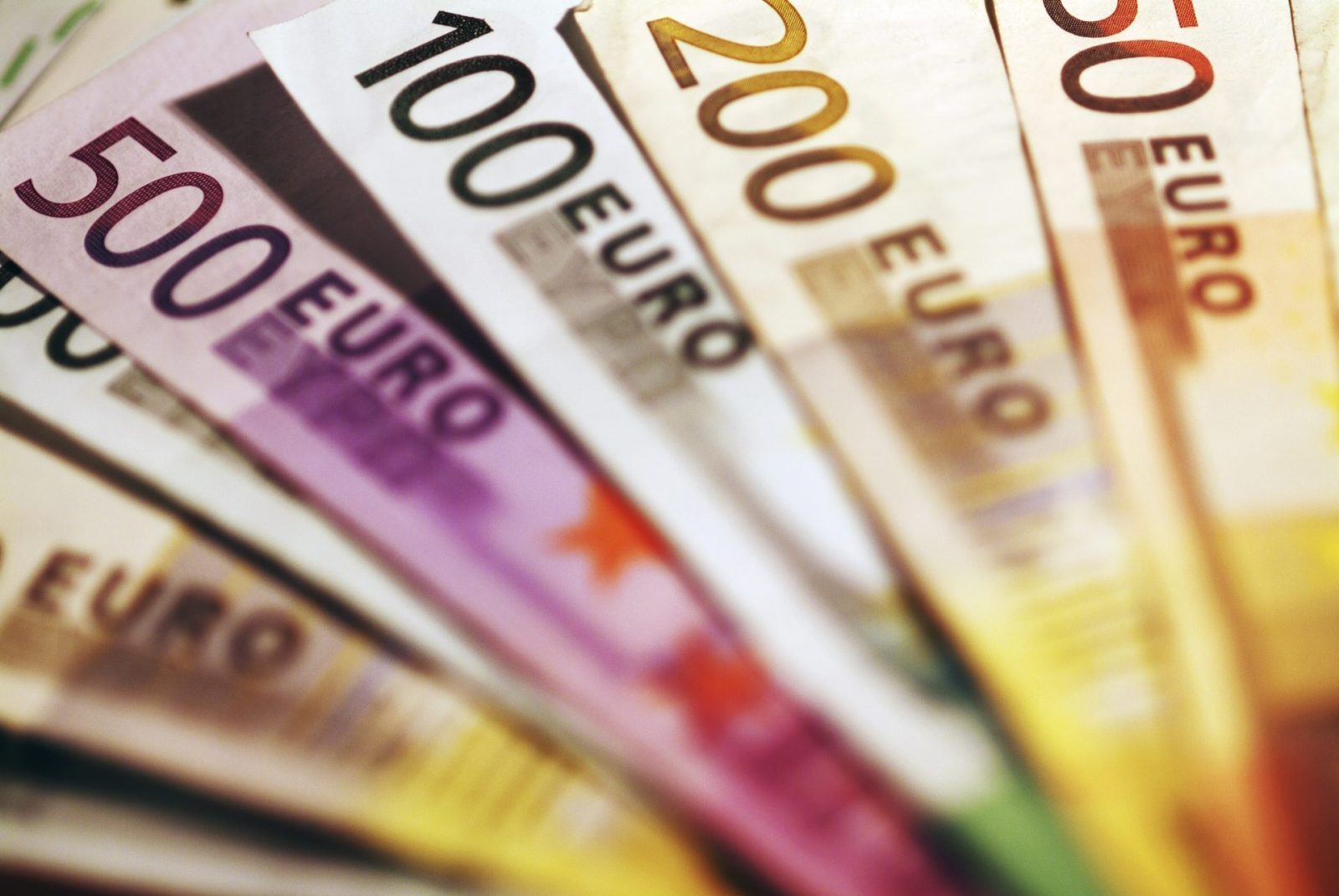 Euro increases gains