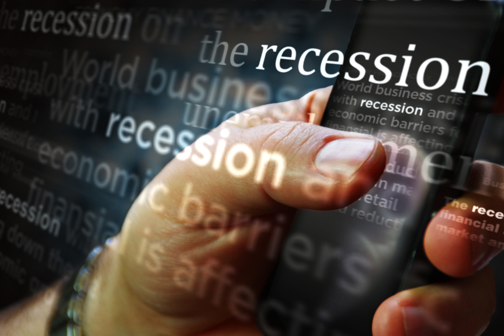 Pound falls as BoE predicts UK recession