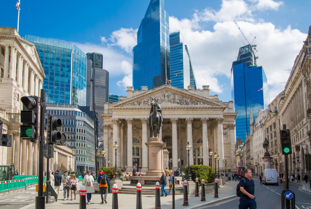 Traders look beyond interest rate cut and support sterling