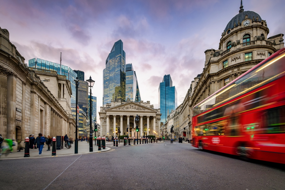 Pound rises to meet interest rate decision