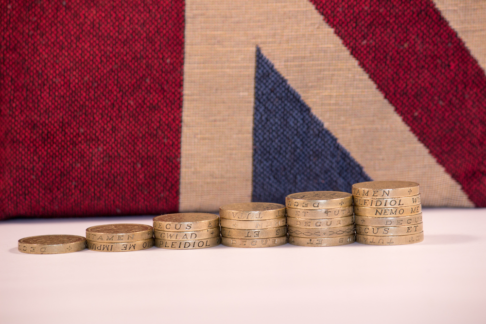 UK growth exceeds expectations in boost to pound