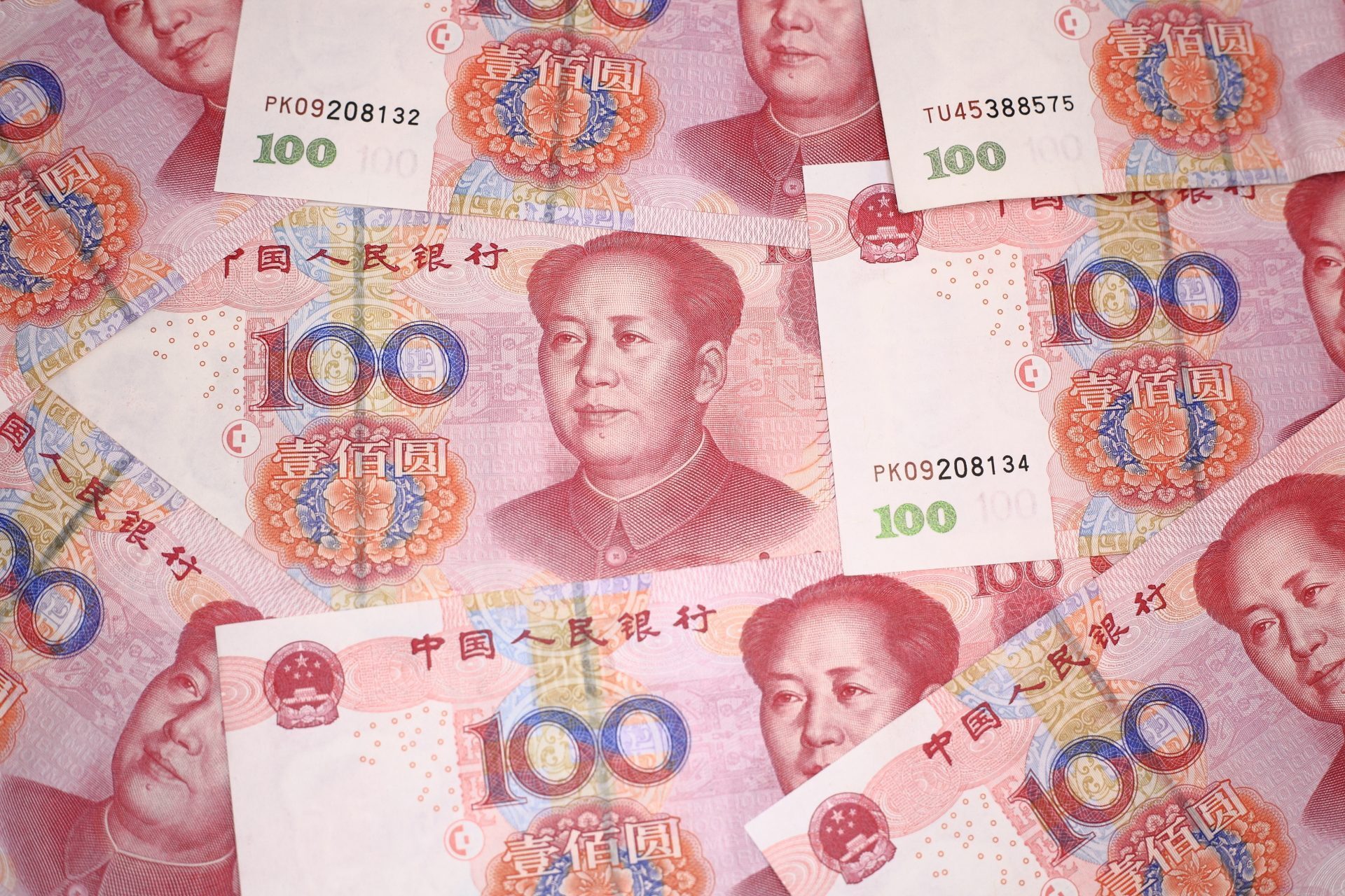 Китайские деньги в рублях перевести. Китайские деньги картинки. Юань валюта Тайланд. RMB валюта какой страны. Китайские деньги картинки которые дарят на новый год.