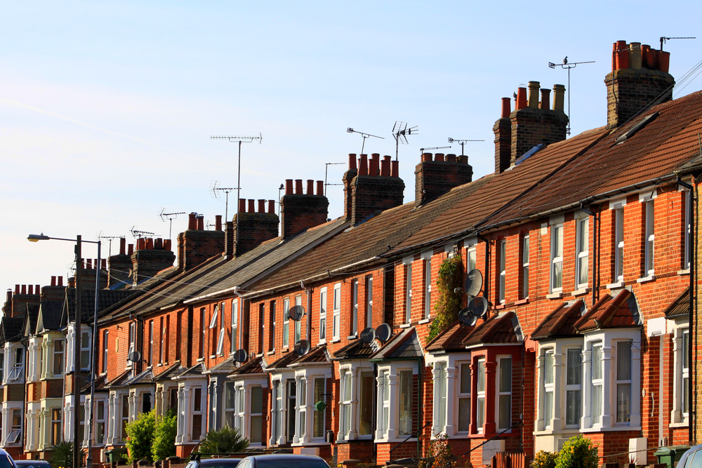 Pound strengthens alongside UK housing market